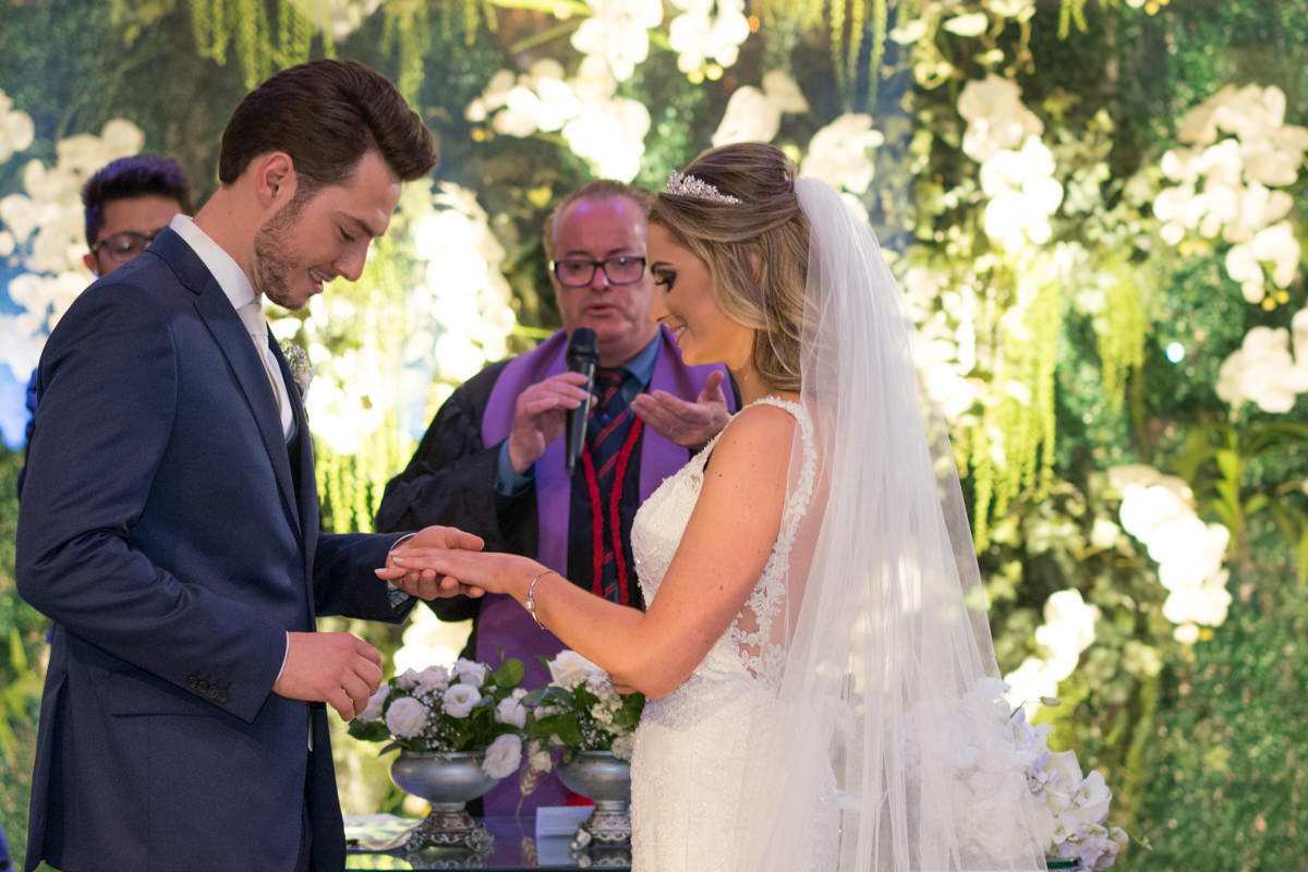Casamento sofisticado da Thauana e Lucas, no Indra Catering em Curitiba, fotografado pelo fotógrafo de casamentos em Campo Largo e Curitiba, Michel Druziki. Noivos trocando as alianças