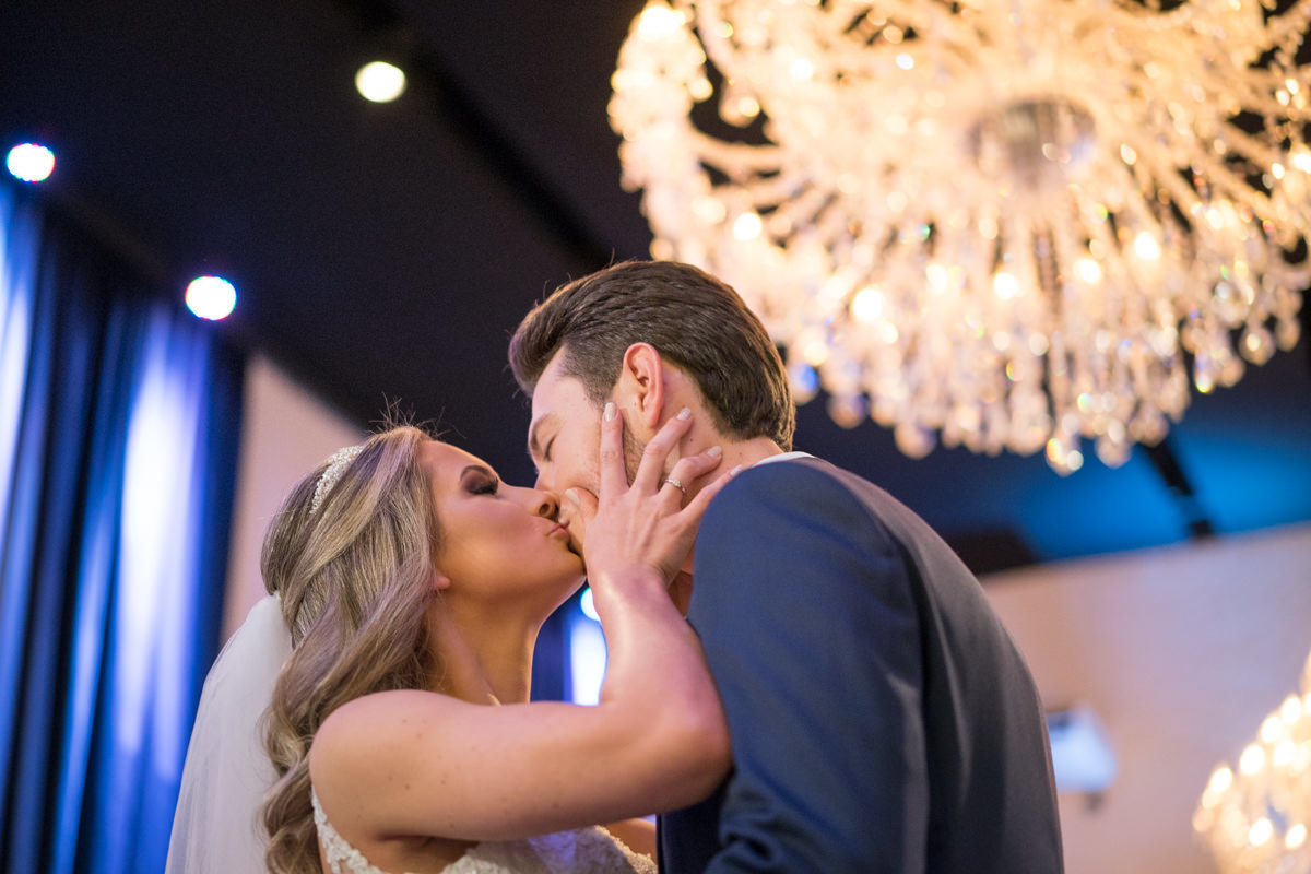 Casamento sofisticado da Thauana e Lucas, no Indra Catering em Curitiba, fotografado pelo fotógrafo de casamentos em Campo Largo e Curitiba, Michel Druziki. Noivos dando o primeiro beijo