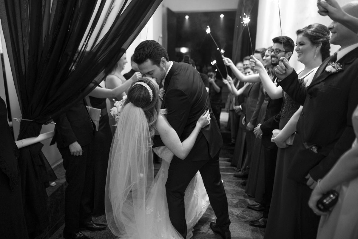 Casamento sofisticado da Thauana e Lucas, no Indra Catering em Curitiba, fotografado pelo fotógrafo de casamentos em Campo Largo e Curitiba, Michel Druziki. Noivo segurando a noiva no momento do beijo