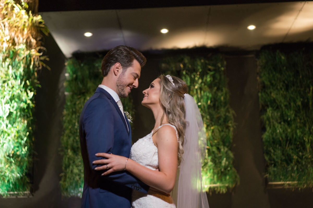 Casamento sofisticado da Thauana e Lucas, no Indra Catering em Curitiba, fotografado pelo fotógrafo de casamentos em Campo Largo e Curitiba, Michel Druziki. Noivos abraçados se olhando e sorrindo 