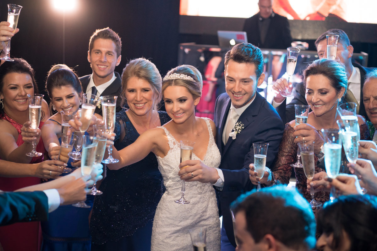Casamento sofisticado da Thauana e Lucas, no Indra Catering em Curitiba, fotografado pelo fotógrafo de casamentos em Campo Largo e Curitiba, Michel Druziki. Brinde dos noivos