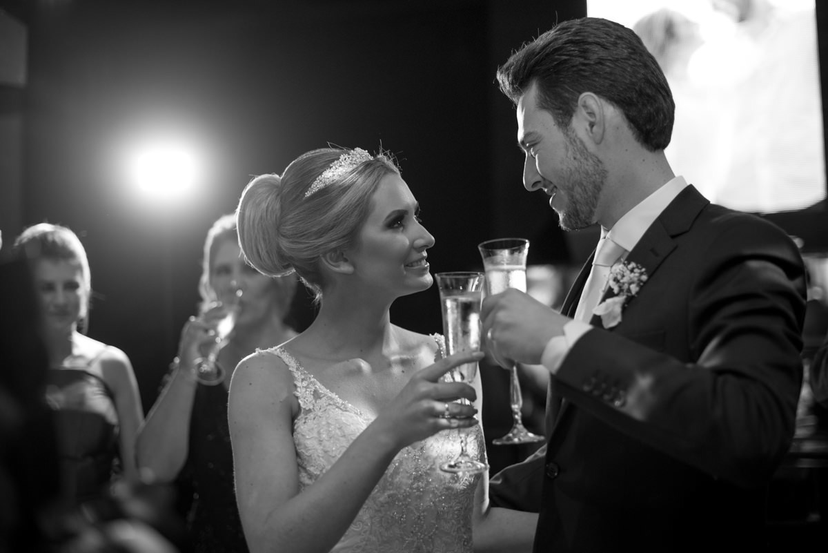 Casamento sofisticado da Thauana e Lucas, no Indra Catering em Curitiba, fotografado pelo fotógrafo de casamentos em Campo Largo e Curitiba, Michel Druziki. Brinde dos noivos