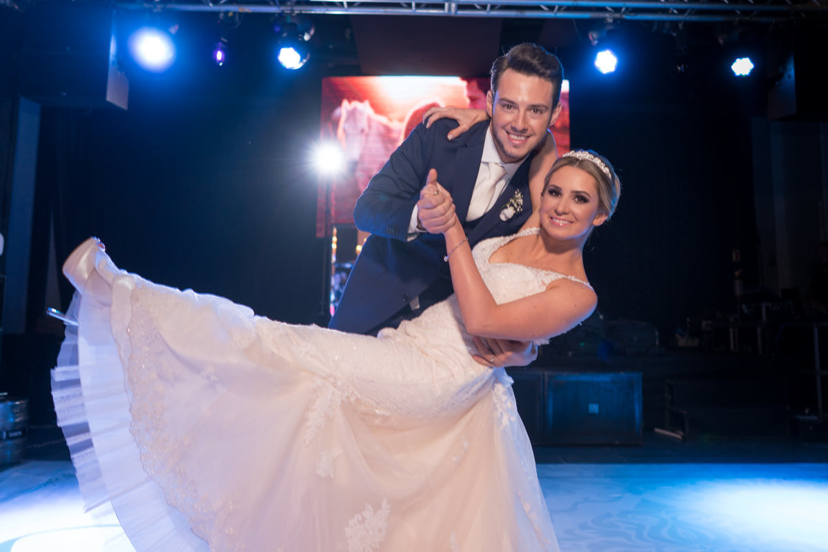 Casamento sofisticado da Thauana e Lucas, no Indra Catering em Curitiba, fotografado pelo fotógrafo de casamentos em Campo Largo e Curitiba, Michel Druziki. Dança dos noivos