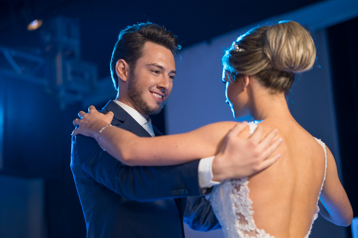 Casamento sofisticado da Thauana e Lucas, no Indra Catering em Curitiba, fotografado pelo fotógrafo de casamentos em Campo Largo e Curitiba, Michel Druziki. Noivo sorrindo durante a valsa