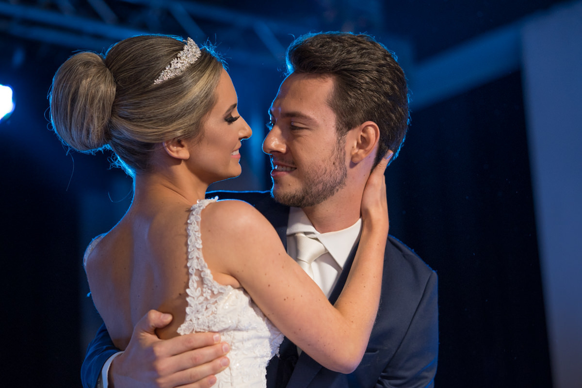 Casamento sofisticado da Thauana e Lucas, no Indra Catering em Curitiba, fotografado pelo fotógrafo de casamentos em Campo Largo e Curitiba, Michel Druziki. Noivos sorrindo antes do beijo da valsa