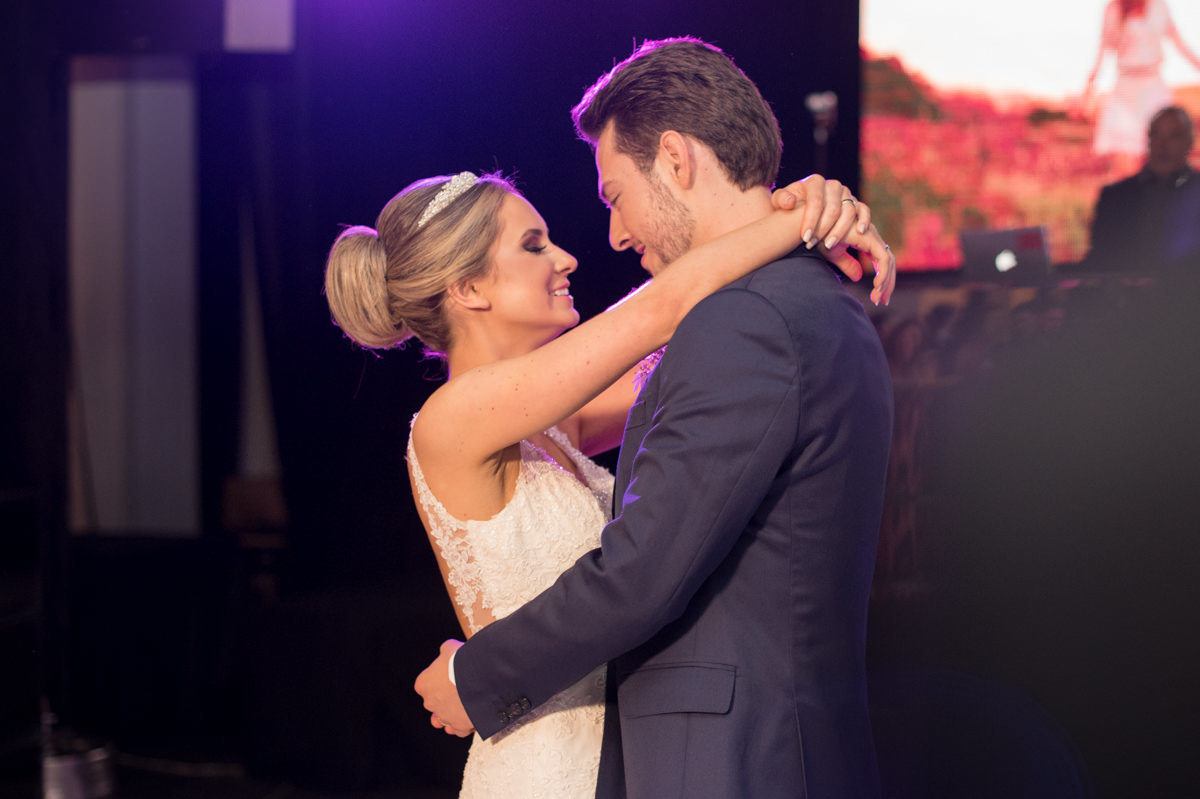 Casamento sofisticado da Thauana e Lucas, no Indra Catering em Curitiba, fotografado pelo fotógrafo de casamentos em Campo Largo e Curitiba, Michel Druziki. Noivos dançando abraçados 