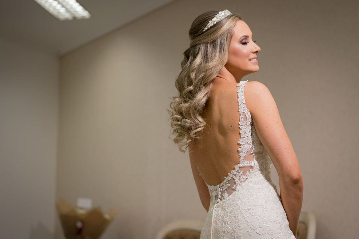 Making of no salão Camaleão cabelo e estética, do casamento lindo da Thauana e Lucas, fotografado pelo fotógrafo de casamentos em Campo Largo e Curitiba, Michel Druziki. Noiva pronta e sorrindo 