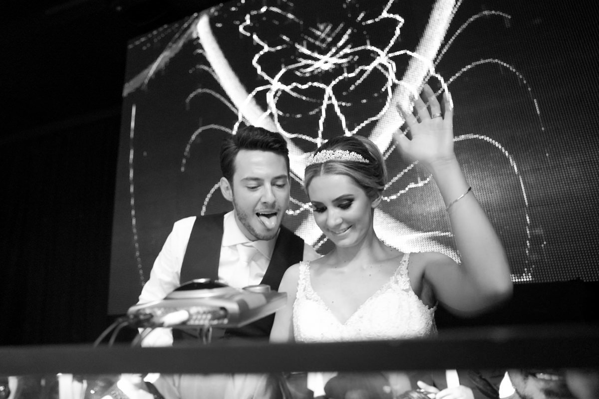 Casamento sofisticado da Thauana e Lucas, no Indra Catering em Curitiba, fotografado pelo fotógrafo de casamentos em Campo Largo e Curitiba, Michel Druziki. Noivos tocando com os aparelhos do DJ