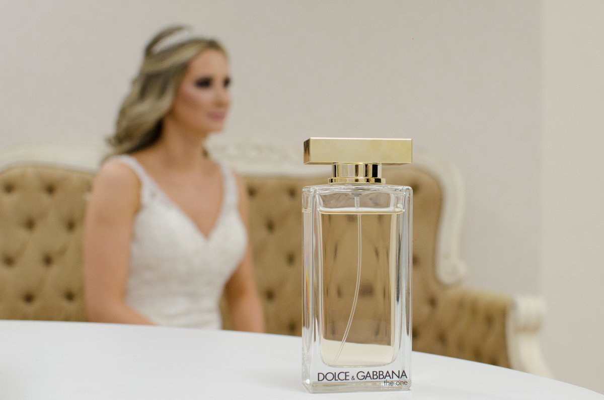 Making of no salão Camaleão cabelo e estética, do casamento lindo da Thauana e Lucas, fotografado pelo fotógrafo de casamentos em Campo Largo e Curitiba, Michel Druziki. Perfume da noiva Dolce e Gabbana 