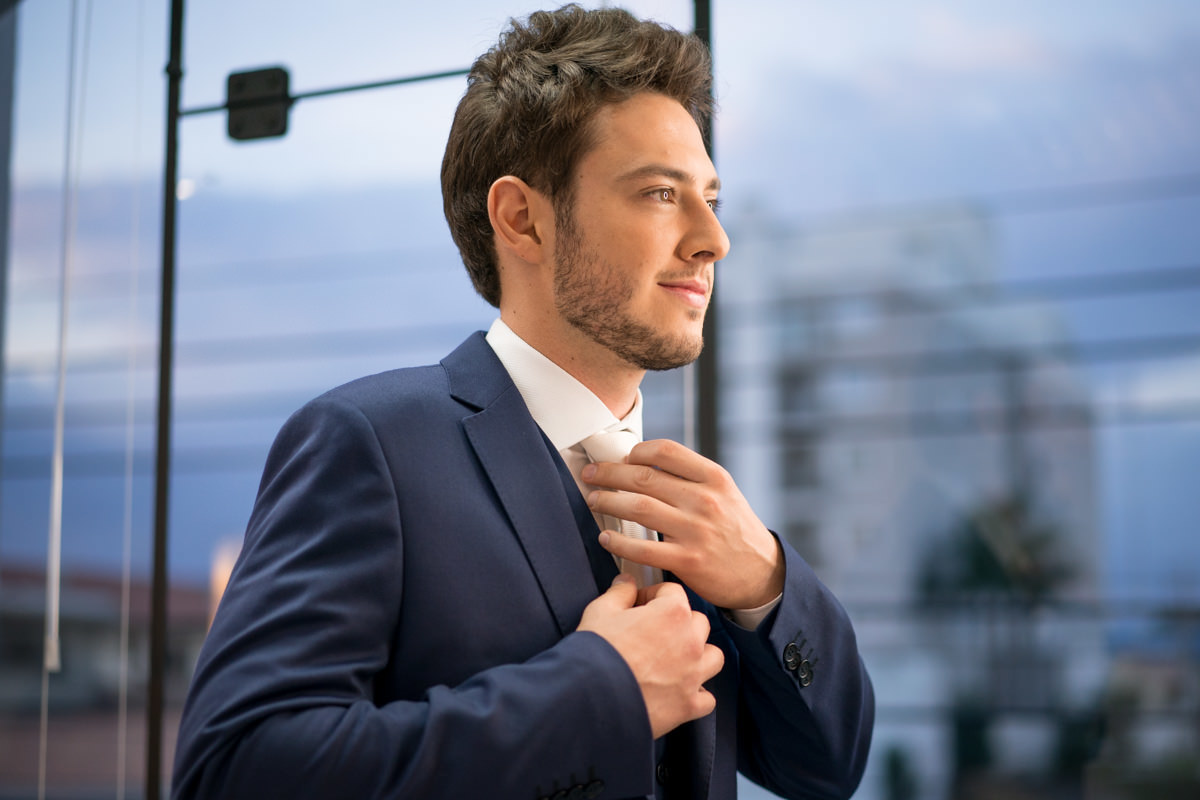 Making of no salão Camaleão cabelo e estética, do casamento lindo da Thauana e Lucas, fotografado pelo fotógrafo de casamentos em Campo Largo e Curitiba, Michel Druziki. Noivo arrumando a gravata