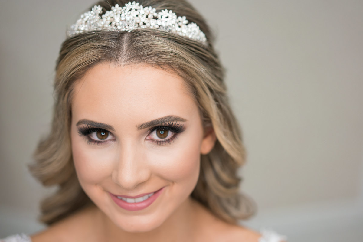 Making of no salão Camaleão cabelo e estética, do casamento lindo da Thauana e Lucas, fotografado pelo fotógrafo de casamentos em Campo Largo e Curitiba, Michel Druziki. Noiva com tiara The Adress Love