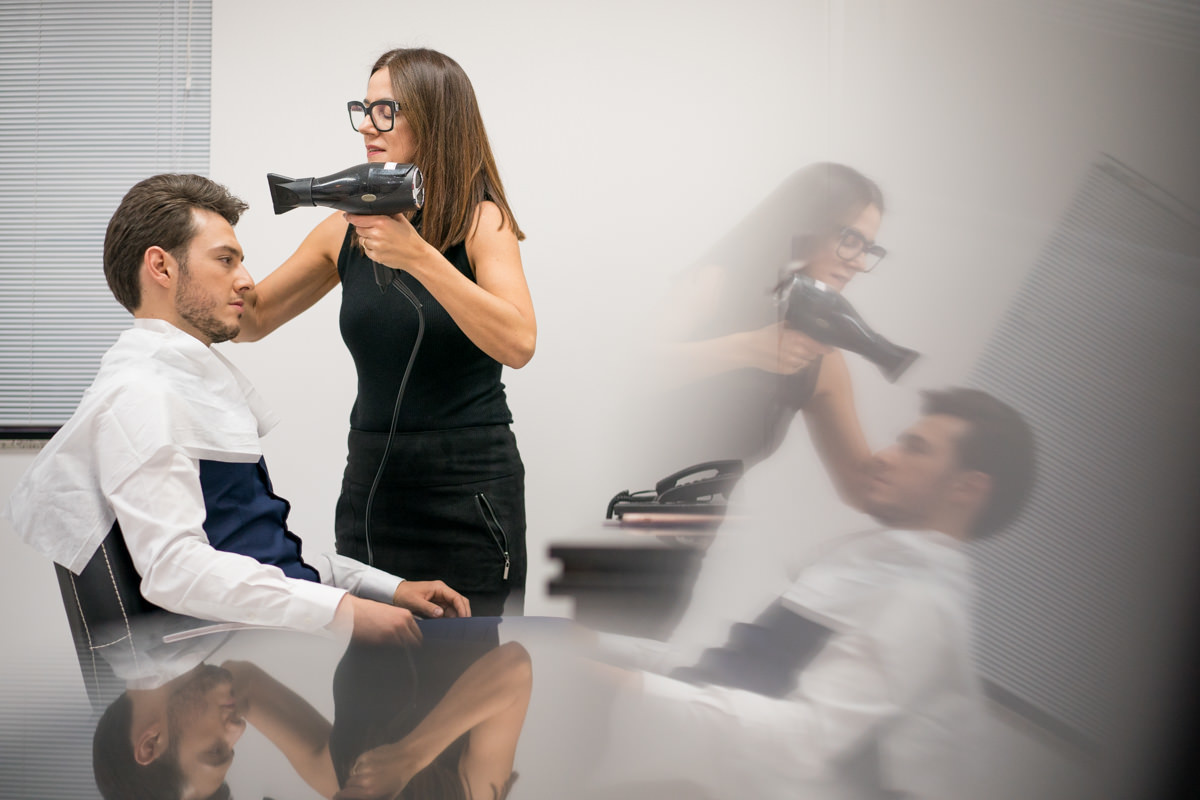 Making of no salão Camaleão cabelo e estética, do casamento lindo da Thauana e Lucas, fotografado pelo fotógrafo de casamentos em Campo Largo e Curitiba, Michel Druziki. Noivo arrumando o cabelo