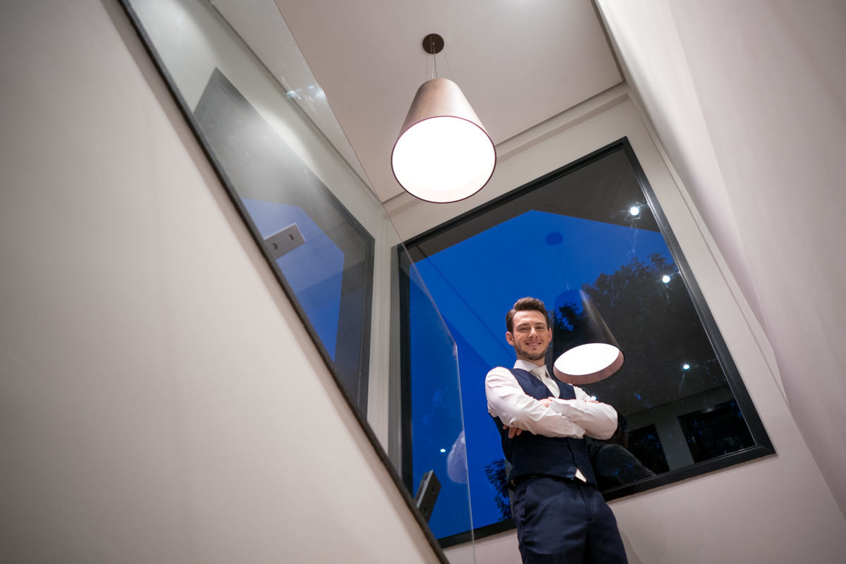 Making of no salão Camaleão cabelo e estética, do casamento lindo da Thauana e Lucas, fotografado pelo fotógrafo de casamentos em Campo Largo e Curitiba, Michel Druziki. Noivo pronto antes do casamento