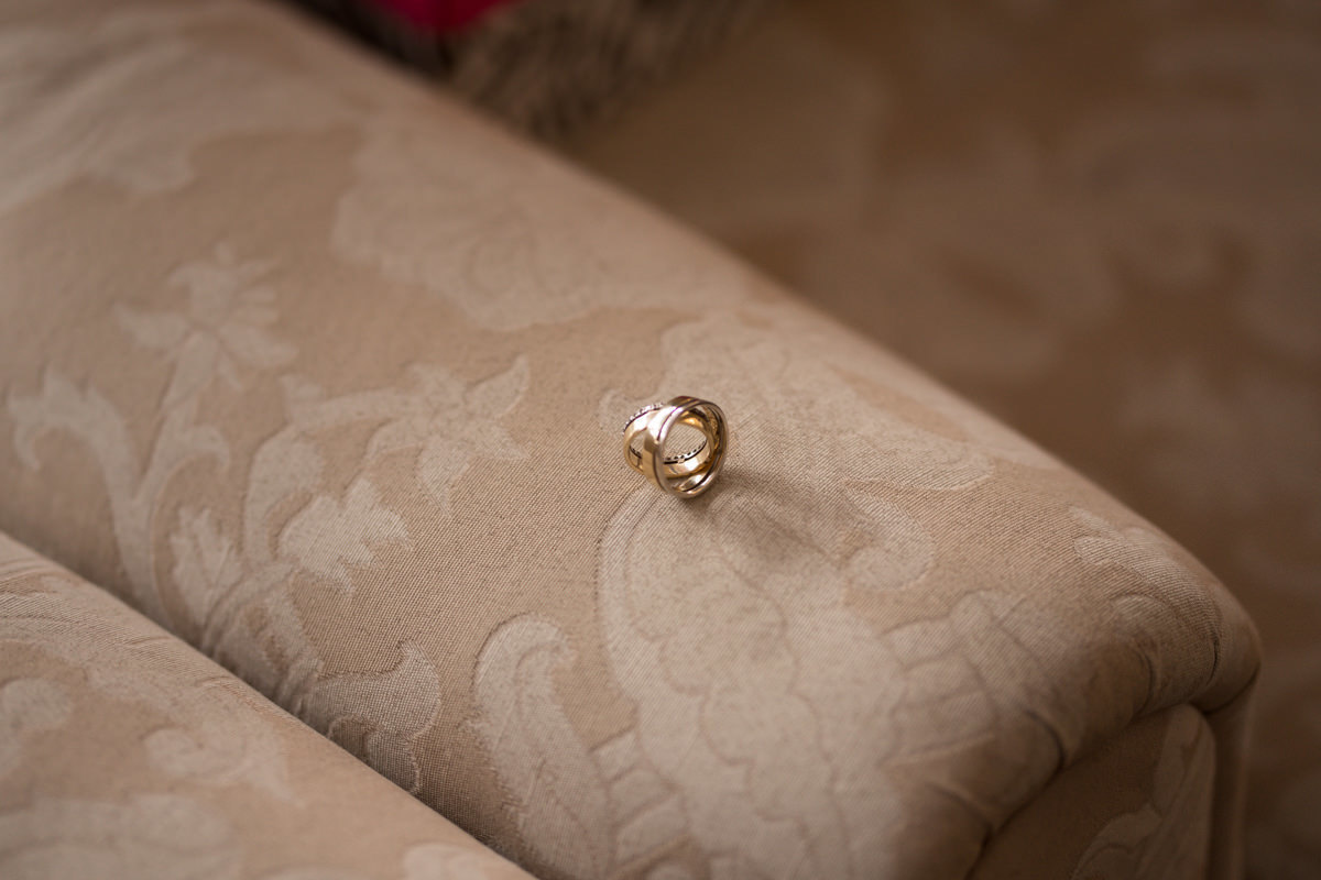 O fotógrafo de casamentos Michel Druziki em Campo Largo e Curitiba, fotografou making of da noiva Larise, no seu apartamento em Curitiba. Alianças dos noivos