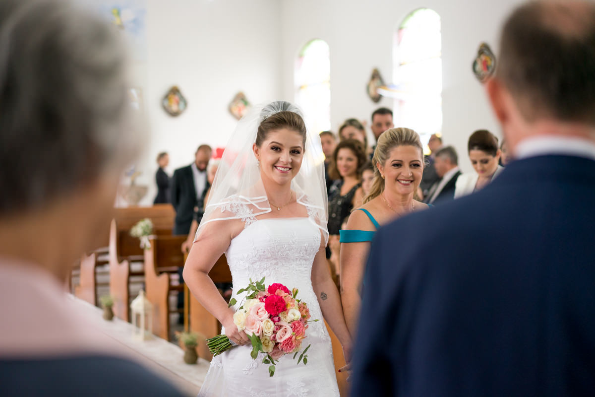  O fotógrafo de casamentos Michel Druziki, fotografou o casamento lindo do casal Larise e Alexandre, em Curitiba. Noiva sorrindo e chegando no altar 