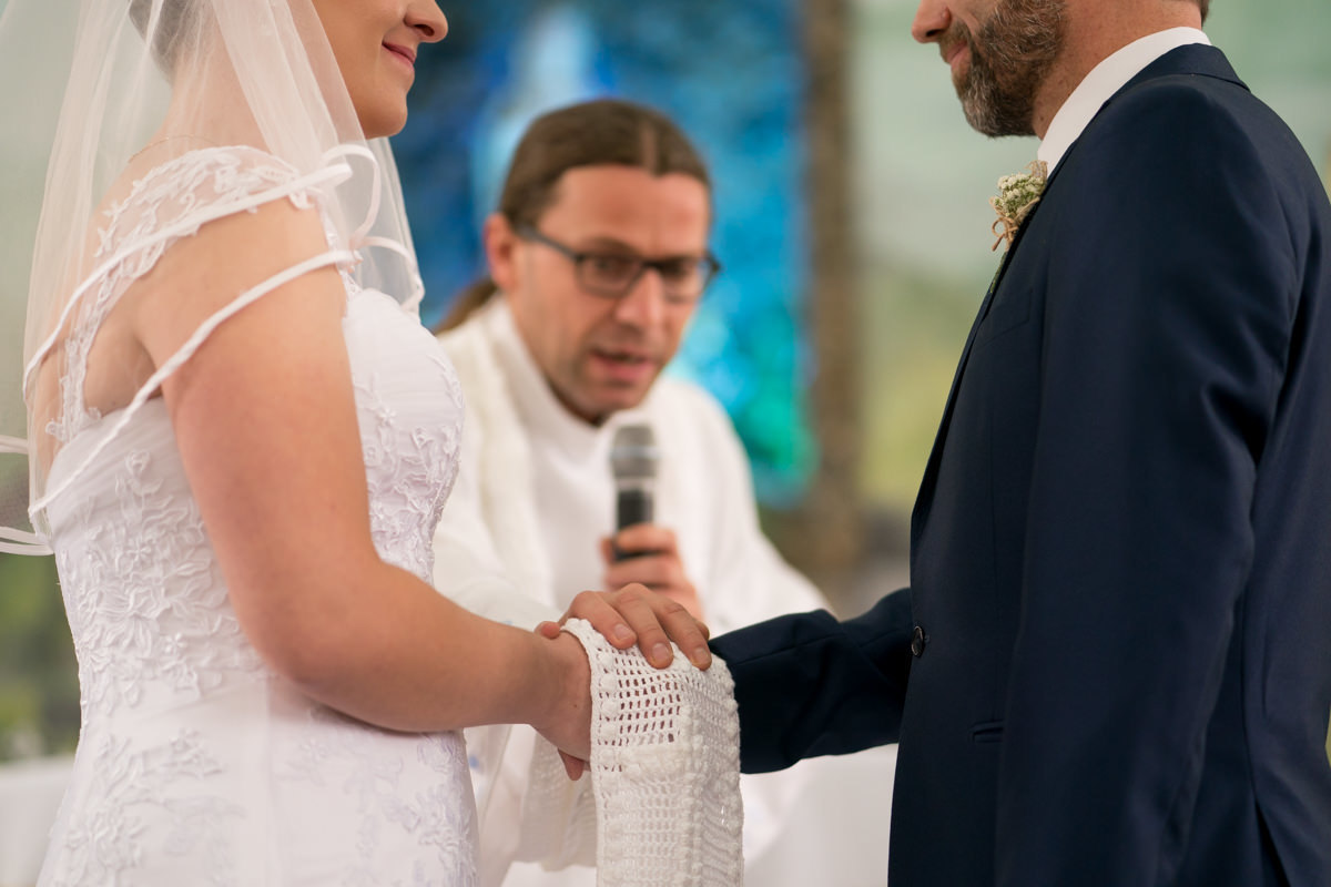  O fotógrafo de casamentos Michel Druziki, fotografou o casamento lindo do casal Larise e Alexandre, em Curitiba. Padre abençoando as alianças