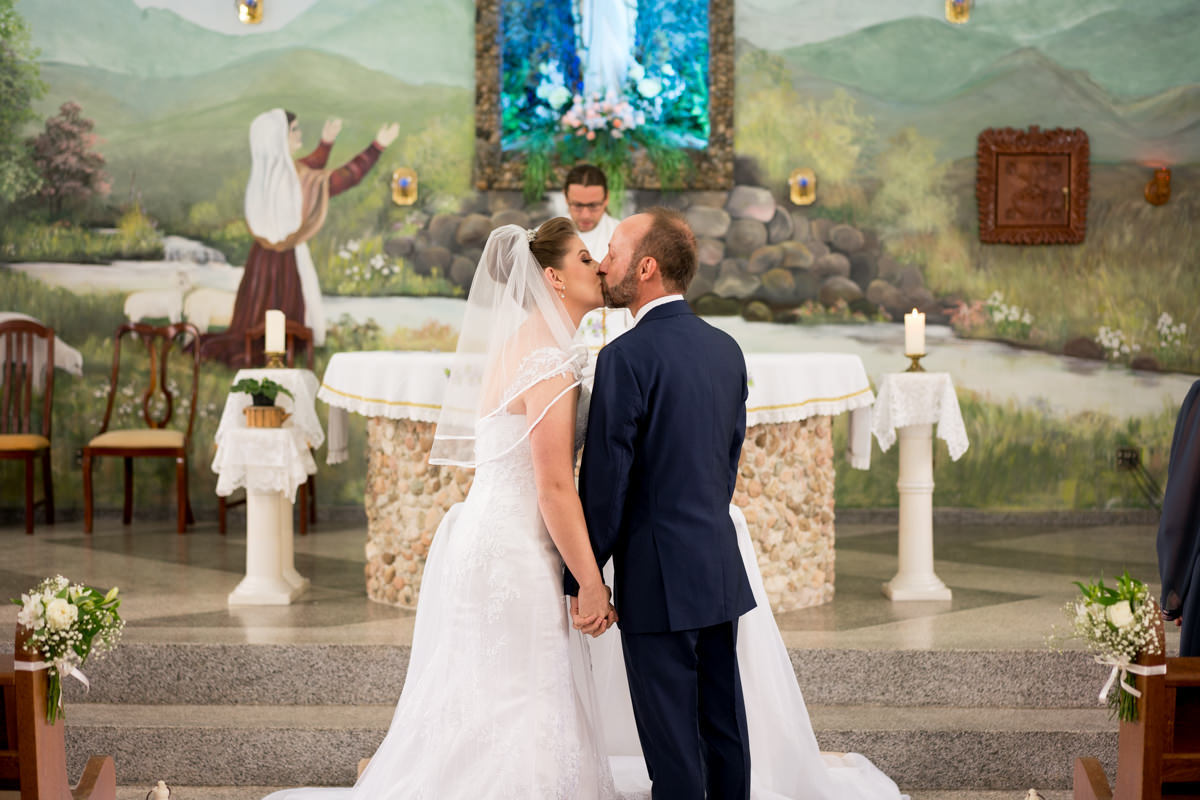  O fotógrafo de casamentos Michel Druziki, fotografou o casamento lindo do casal Larise e Alexandre, em Curitiba. Os noivos se beijando no altar
