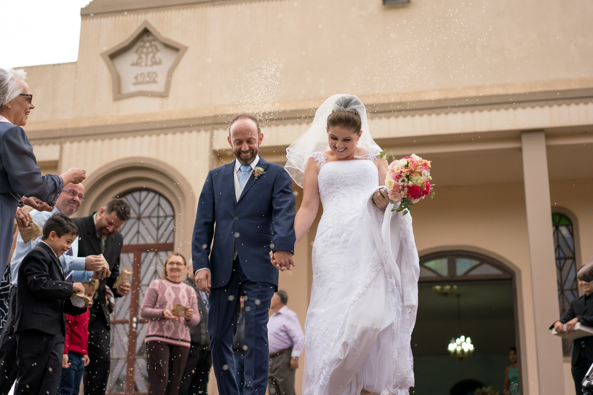  O fotógrafo de casamentos Michel Druziki, fotografou o casamento lindo do casal Larise e Alexandre, em Curitiba. Saída dos noivos com chuva de arroz