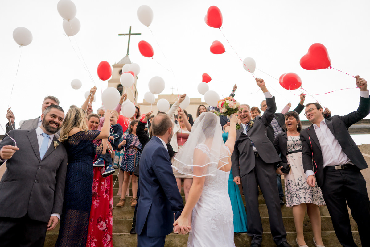  O fotógrafo de casamentos Michel Druziki, fotografou o casamento lindo do casal Larise e Alexandre, em Curitiba. Convidados soltando balões em comemoração do casamento