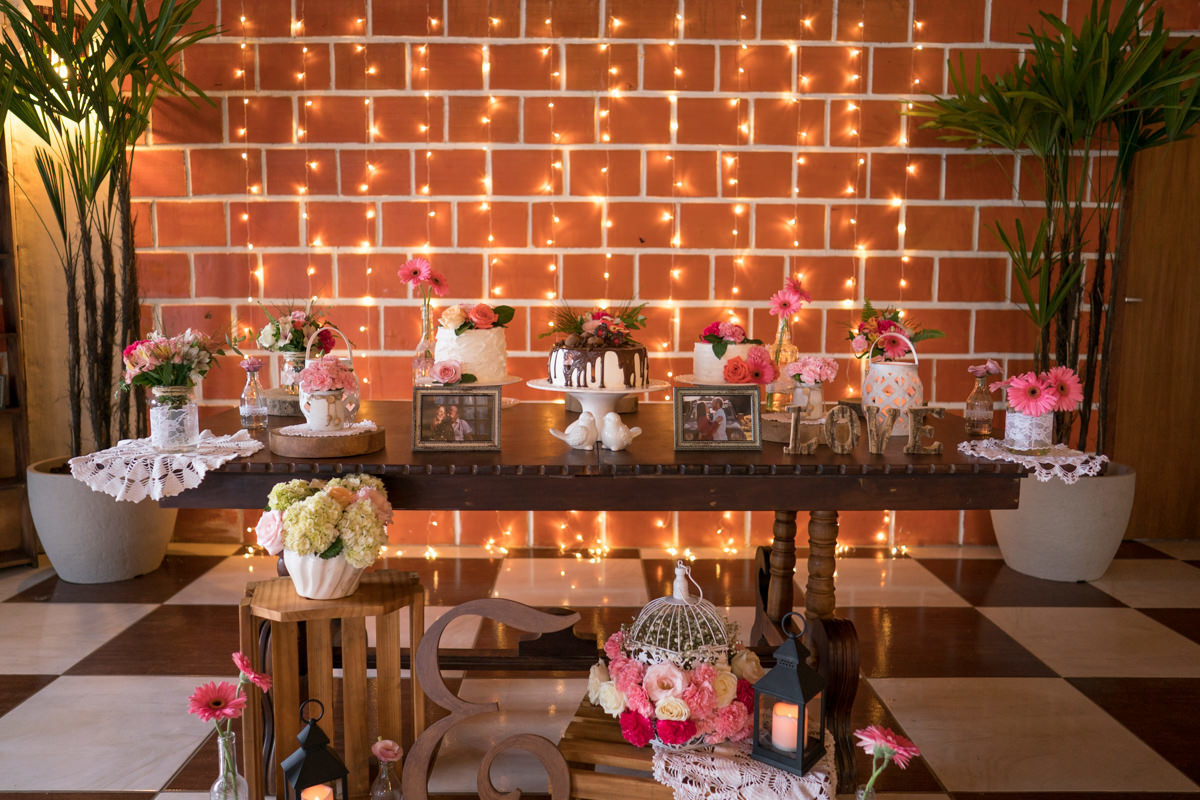  O fotógrafo de casamentos Michel Druziki, fotografou o casamento lindo do casal Larise e Alexandre, em Curitiba. Decoração fofa e rústica do casamento