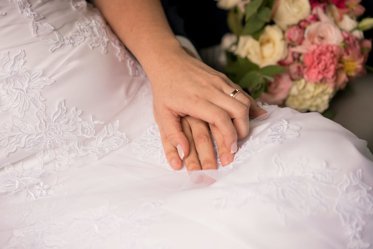  O fotógrafo de casamentos Michel Druziki, fotografou o casamento lindo do casal Larise e Alexandre, em Curitiba. Detalhe das mãos dos noivos com as alianças