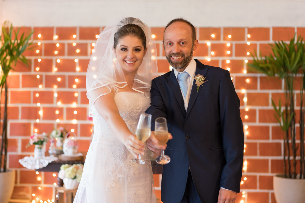  O fotógrafo de casamentos Michel Druziki, fotografou o casamento lindo do casal Larise e Alexandre, em Curitiba.  Brinde dos noivos