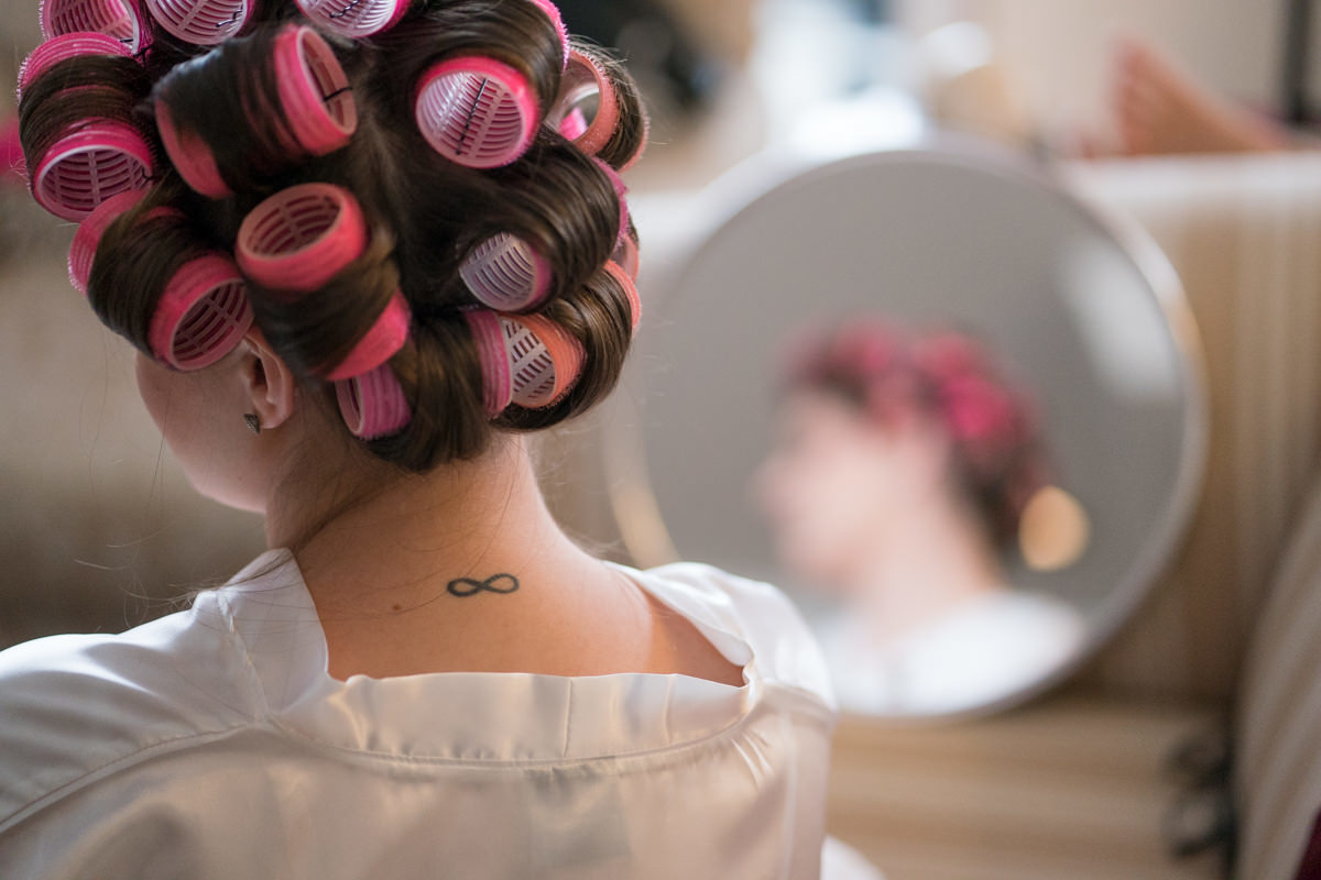 O fotógrafo de casamentos Michel Druziki em Campo Largo e Curitiba, fotografou making of da noiva Larise, no seu apartamento em Curitiba. Detalhe da tatuagem do símbolo infinito da noiva