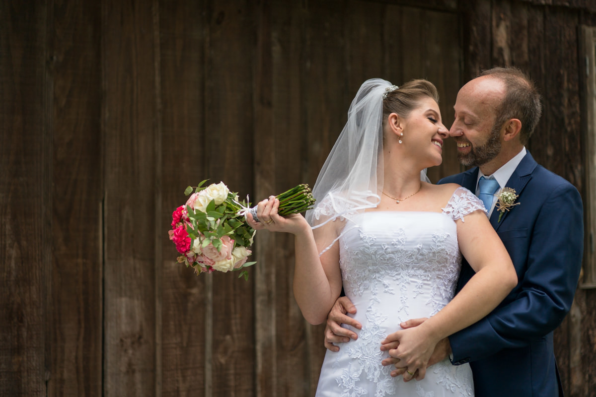  O fotógrafo de casamentos Michel Druziki, fotografou o casamento lindo do casal Larise e Alexandre, em Curitiba.  Noivos abraçados e sorrindo