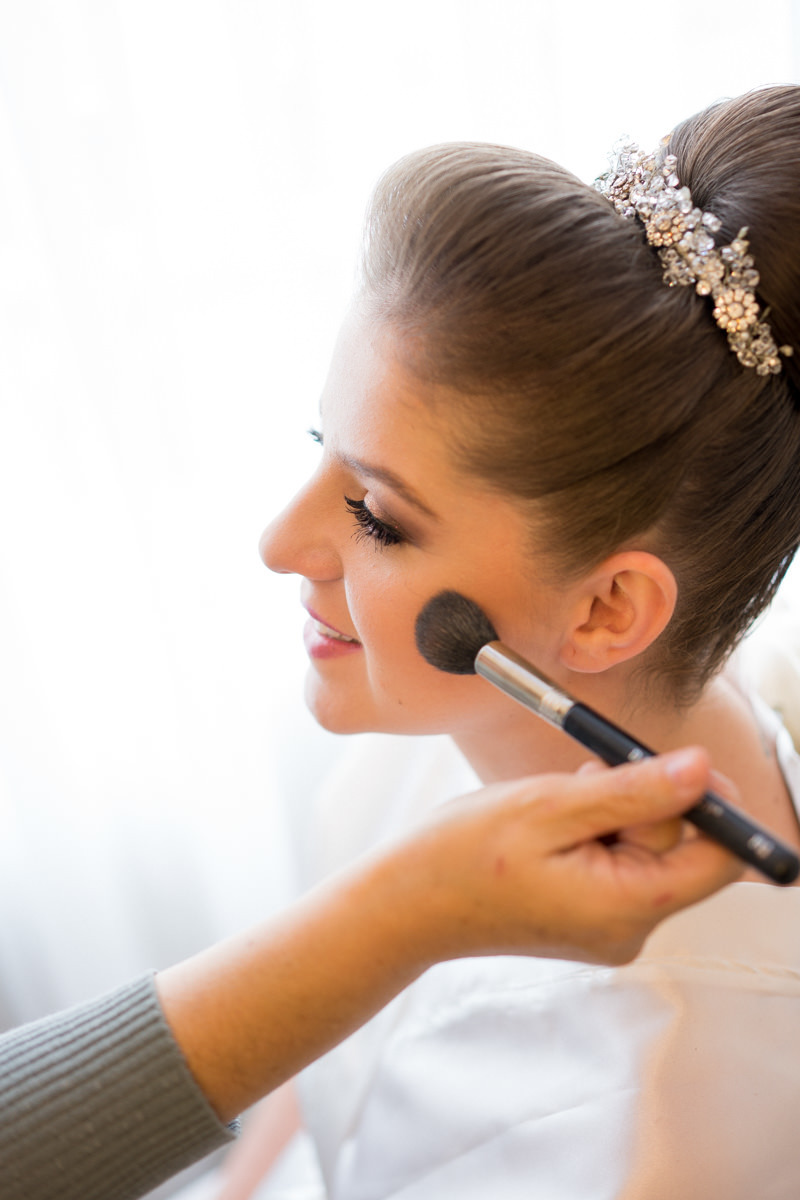 O fotógrafo de casamentos Michel Druziki em Campo Largo e Curitiba, fotografou making of da noiva Larise, no seu apartamento em Curitiba. Noiva retocando a maquiagem 