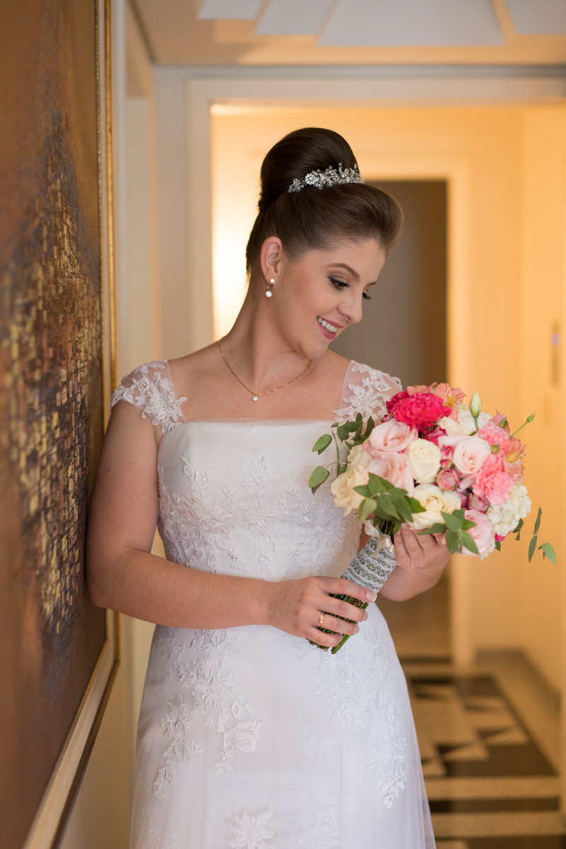 O fotógrafo de casamentos Michel Druziki em Campo Largo e Curitiba, fotografou making of da noiva Larise, no seu apartamento em Curitiba. Noiva com o buquê de flores coloridas.