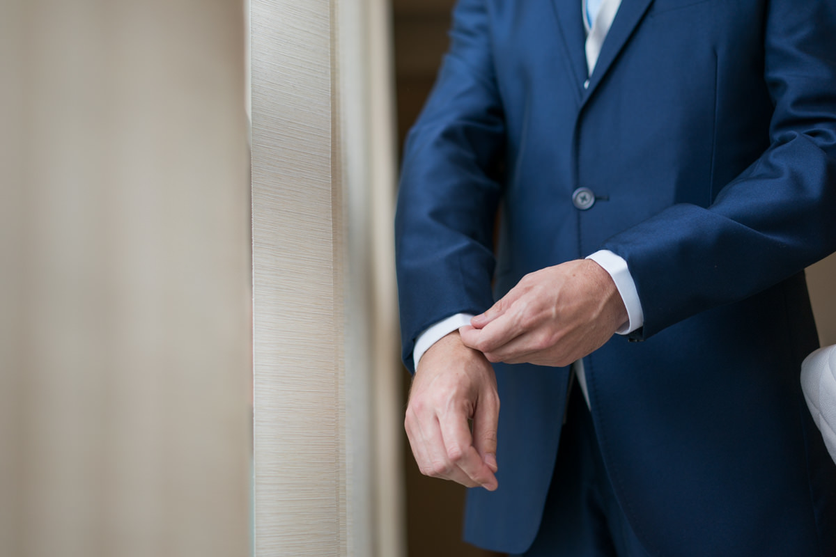 O fotógrafo de casamentos Michel Druziki em Campo Largo e Curitiba, fotografou making of da noiva Larise, no seu apartamento em Curitiba. Detalhe das mãos do noivo