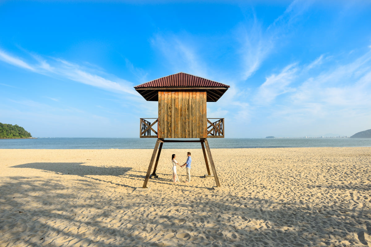Ensaio do belo casal Camila e Bruno na praia. Noivos e um belo céu azul, num local paradisíaco. Fotografado por um dos melhores fotógrafos de casamento do Brasil, Michel Druziki. 