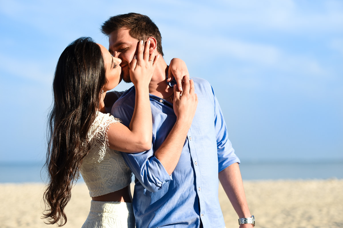 Ensaio do belo casal Camila e Bruno na praia. Noivos e um belo céu azul, num local paradisíaco. Fotografado por um dos melhores fotógrafos de casamento do Brasil, Michel Druziki. 