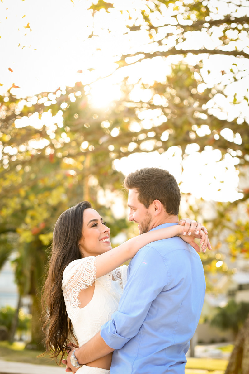 Ensaio do belo casal Camila e Bruno na praia. Noivos e um belo céu azul, num local paradisíaco. Fotografado por um dos melhores fotógrafos de casamento do Brasil, Michel Druziki. 