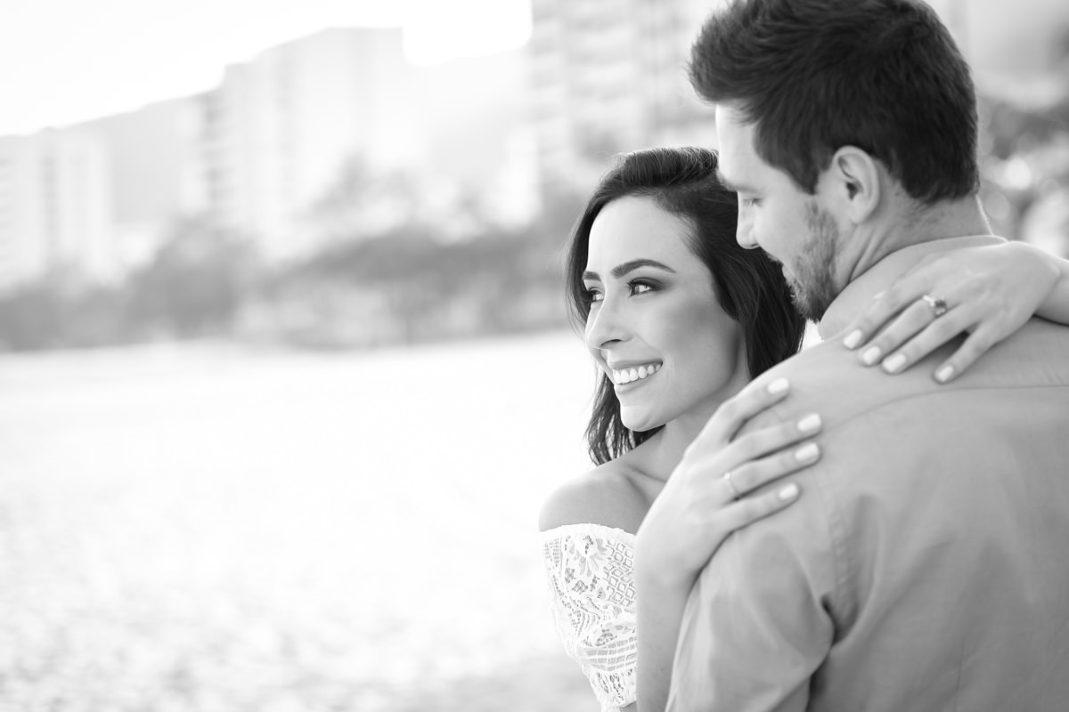 Ensaio do belo casal Camila e Bruno na praia. Noivos e um belo céu azul, num local paradisíaco. Fotografado por um dos melhores fotógrafos de casamento do Brasil, Michel Druziki. 