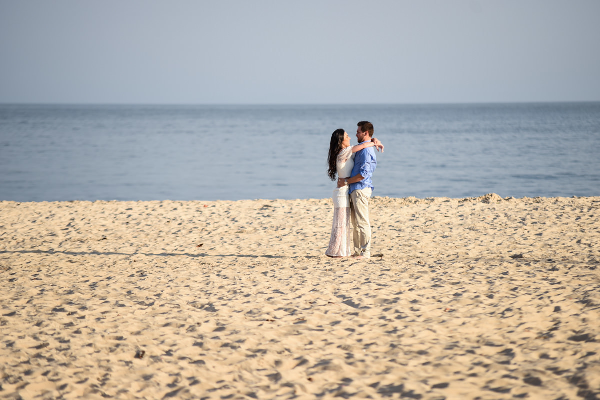 Ensaio do belo casal Camila e Bruno na praia. Noivos e um belo céu azul, num local paradisíaco. Fotografado por um dos melhores fotógrafos de casamento do Brasil, Michel Druziki. 