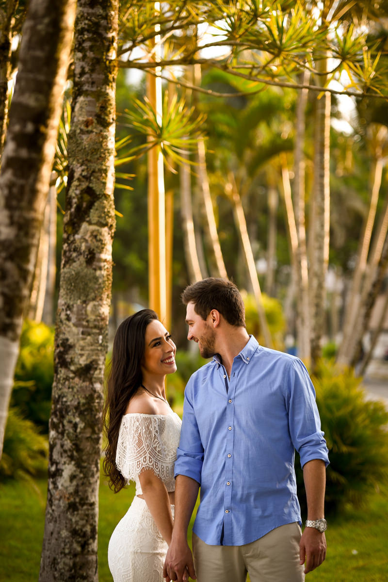 Ensaio do belo casal Camila e Bruno na praia. Noivos e um belo céu azul, num local paradisíaco. Fotografado por um dos melhores fotógrafos de casamento do Brasil, Michel Druziki. 
