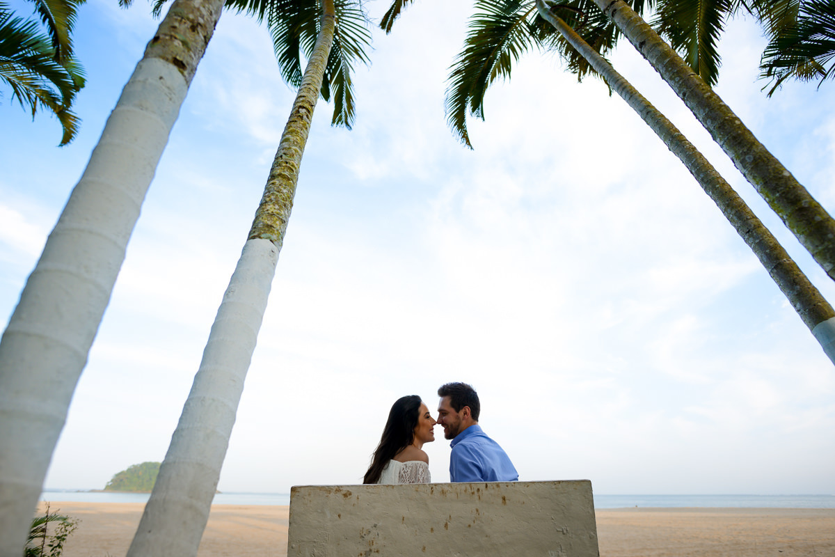 Ensaio do belo casal Camila e Bruno na praia. Noivos e um belo céu azul, num local paradisíaco. Fotografado por um dos melhores fotógrafos de casamento do Brasil, Michel Druziki. 