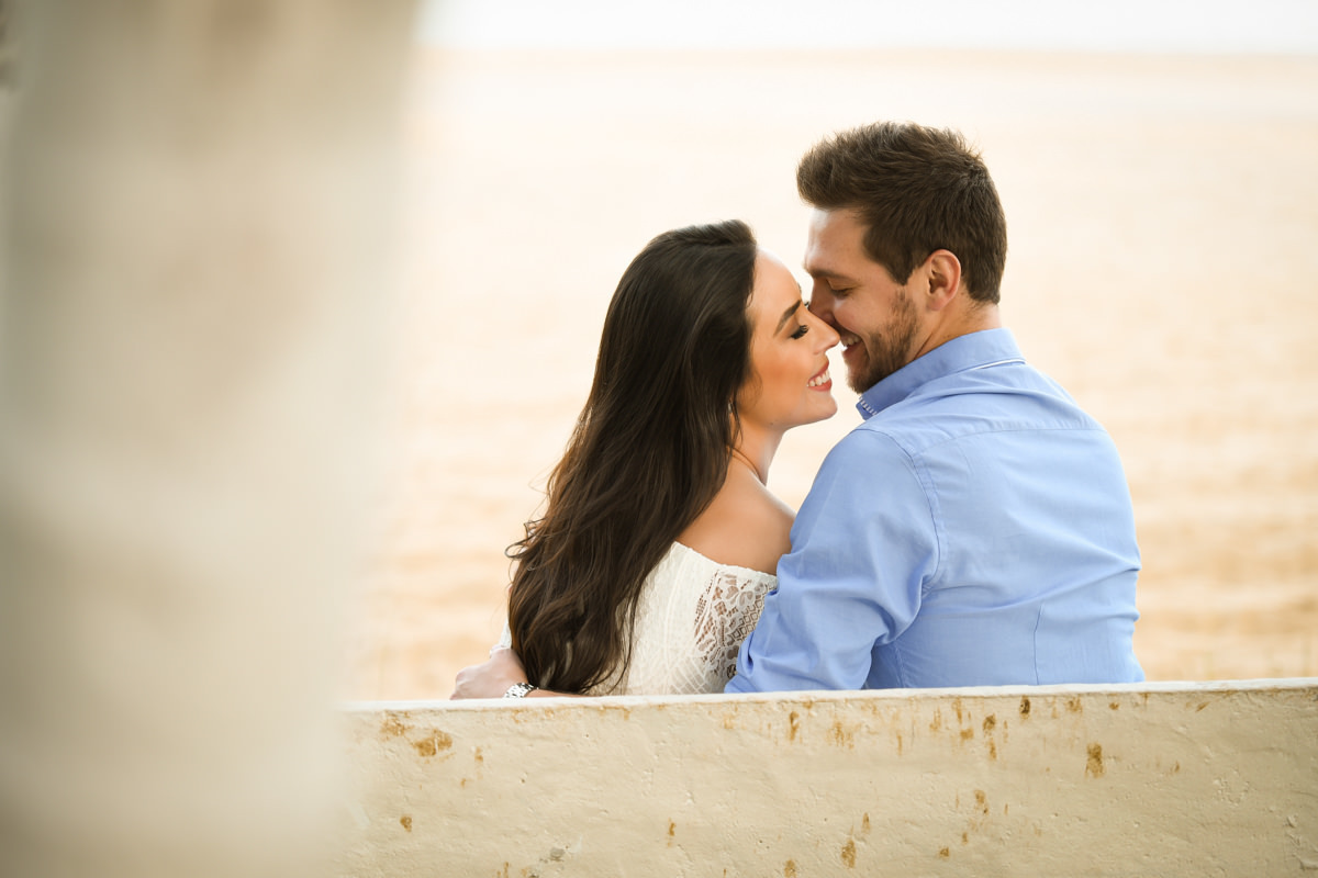 Ensaio do belo casal Camila e Bruno na praia. Noivos e um belo céu azul, num local paradisíaco. Fotografado por um dos melhores fotógrafos de casamento do Brasil, Michel Druziki. 