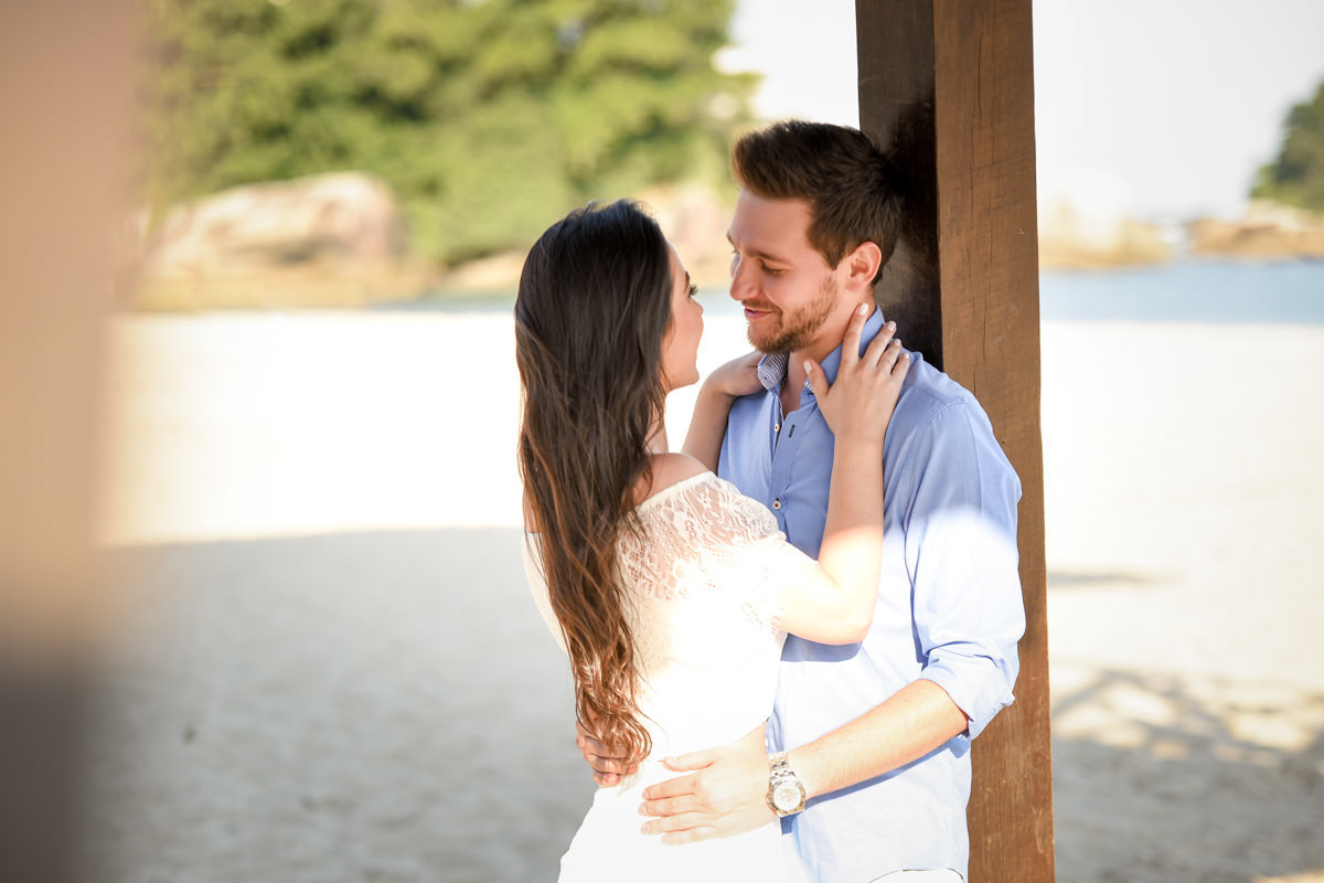 Ensaio do belo casal Camila e Bruno na praia. Noivos e um belo céu azul, num local paradisíaco. Fotografado por um dos melhores fotógrafos de casamento do Brasil, Michel Druziki. 
