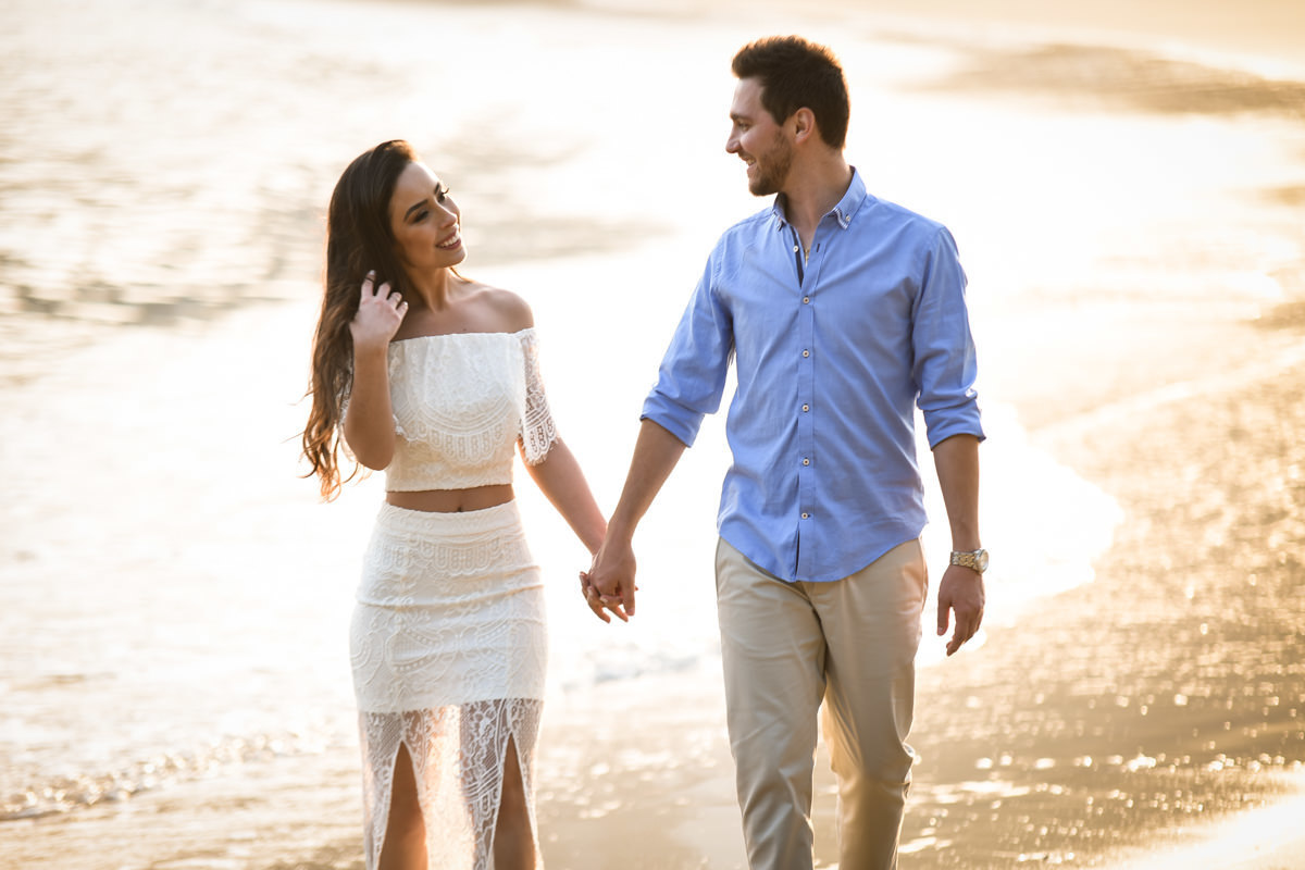 Ensaio do belo casal Camila e Bruno na praia. Noivos e um belo céu azul, num local paradisíaco. Fotografado por um dos melhores fotógrafos de casamento do Brasil, Michel Druziki. 