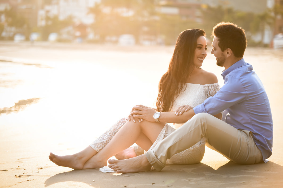 Ensaio do belo casal Camila e Bruno na praia. Noivos e um belo céu azul, num local paradisíaco. Fotografado por um dos melhores fotógrafos de casamento do Brasil, Michel Druziki. 