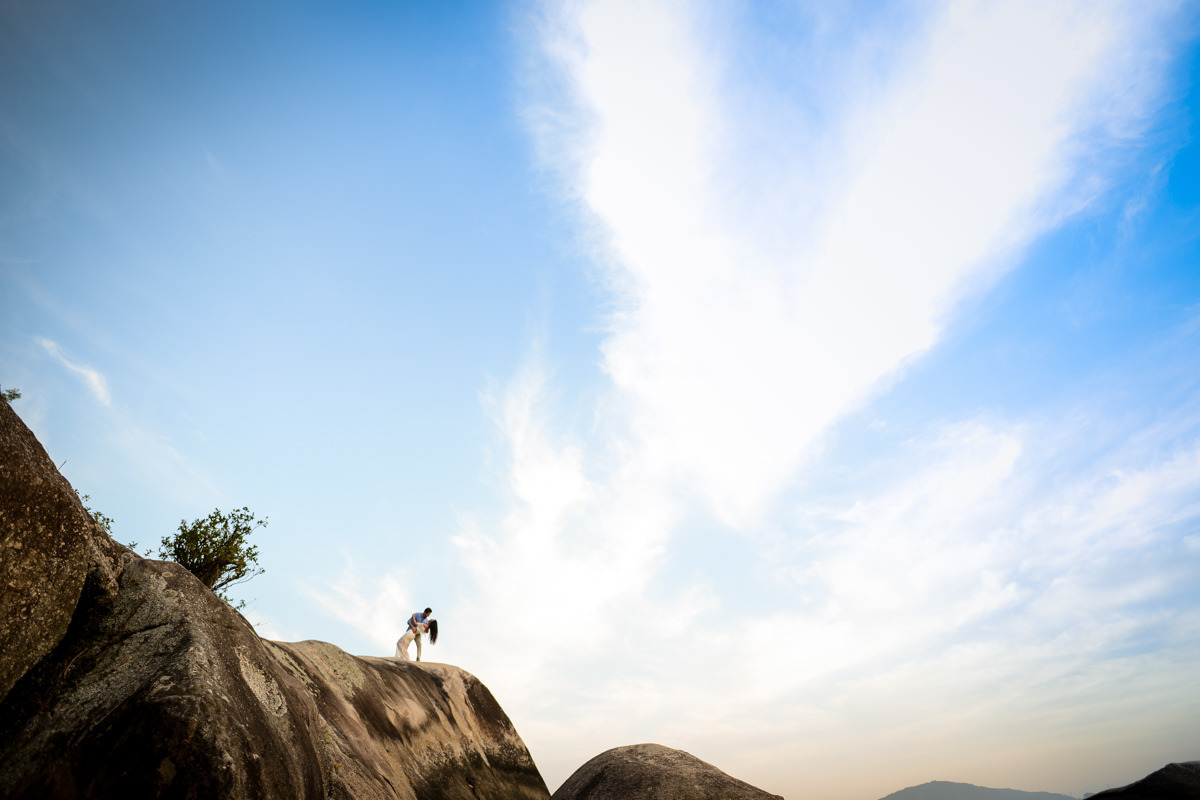Ensaio do belo casal Camila e Bruno na praia. Noivos e um belo céu azul, num local paradisíaco. Fotografado por um dos melhores fotógrafos de casamento do Brasil, Michel Druziki. 