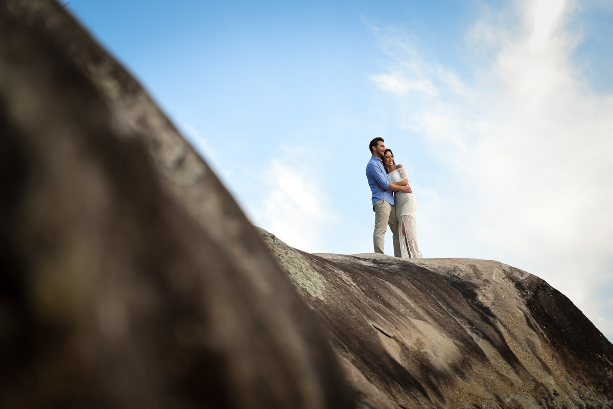 Ensaio do belo casal Camila e Bruno na praia. Noivos e um belo céu azul, num local paradisíaco. Fotografado por um dos melhores fotógrafos de casamento do Brasil, Michel Druziki. 