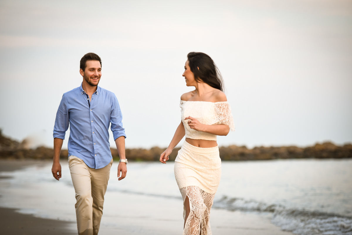 Ensaio do belo casal Camila e Bruno na praia. Noivos e um belo céu azul, num local paradisíaco. Fotografado por um dos melhores fotógrafos de casamento do Brasil, Michel Druziki. 