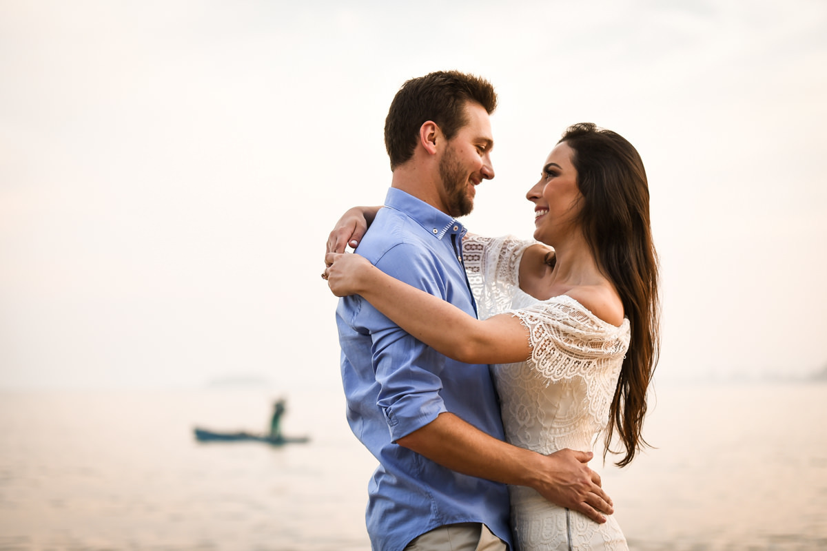 Ensaio do belo casal Camila e Bruno na praia. Noivos e um belo céu azul, num local paradisíaco. Fotografado por um dos melhores fotógrafos de casamento do Brasil, Michel Druziki. 