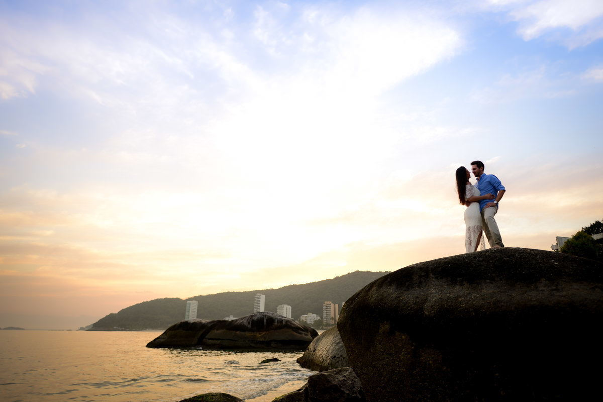Ensaio do belo casal Camila e Bruno na praia. Noivos e um belo céu azul, num local paradisíaco. Fotografado por um dos melhores fotógrafos de casamento do Brasil, Michel Druziki. 
