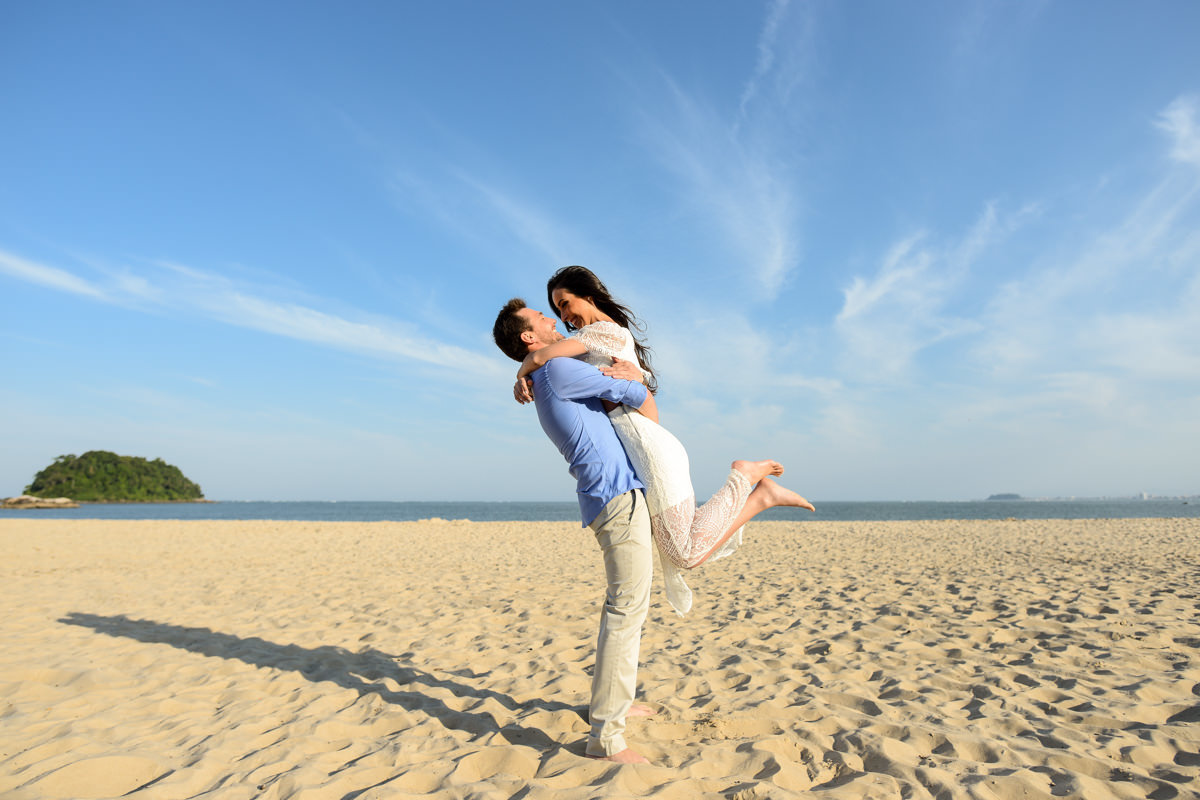 Ensaio do belo casal Camila e Bruno na praia. Noivos e um belo céu azul, num local paradisíaco. Fotografado por um dos melhores fotógrafos de casamento do Brasil, Michel Druziki. 