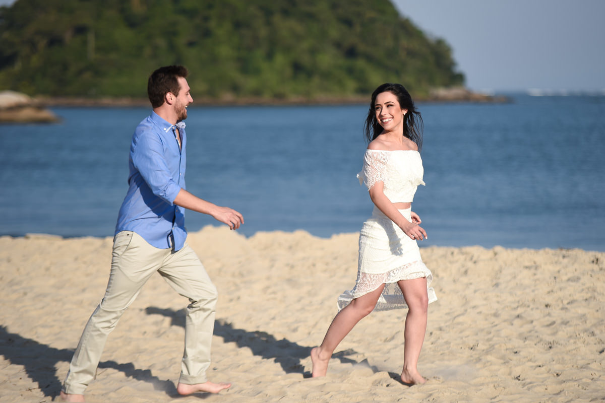 Ensaio do belo casal Camila e Bruno na praia. Noivos e um belo céu azul, num local paradisíaco. Fotografado por um dos melhores fotógrafos de casamento do Brasil, Michel Druziki. 