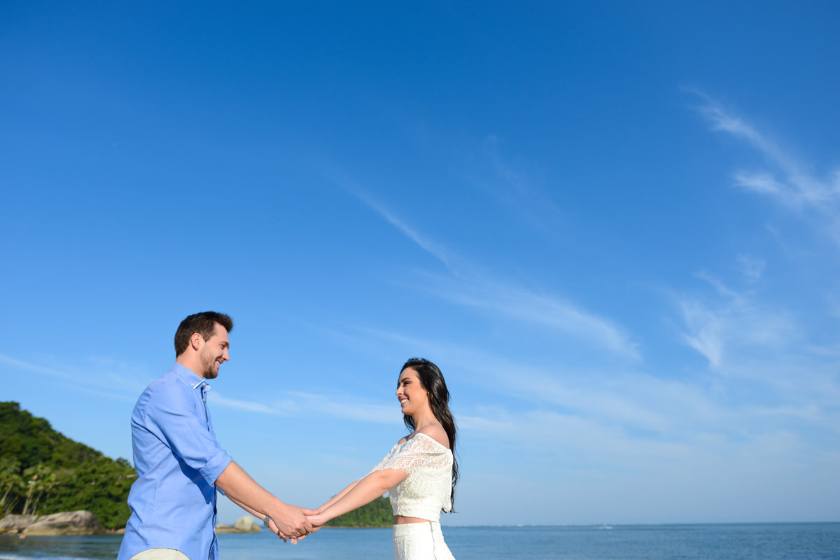 Ensaio do belo casal Camila e Bruno na praia. Noivos e um belo céu azul, num local paradisíaco. Fotografado por um dos melhores fotógrafos de casamento do Brasil, Michel Druziki. 